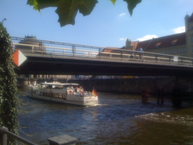 berlin_canal_boat_traffic